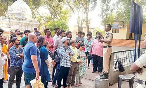 Tirumala: अलीपीरी वॉकवे पर भक्तों को समूहों में जाने की अनुमति Tirumala: अलीपीरी वॉकवे पर भक्तों को समूहों में जाने की अनुमति