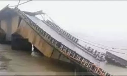 Another Collapse: सदाशिवगढ़ में काली नदी पर बना पुराना पुल फिर ढह गया Another Collapse: सदाशिवगढ़ में काली नदी पर बना पुराना पुल फिर ढह गया