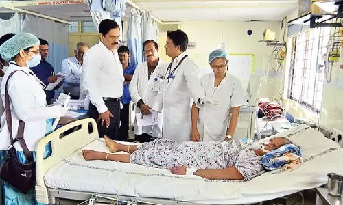 GGH का दौरा करने वाले कृष्णबाबू ने स्थिति की समीक्षा की और पीड़ितों से मुलाकात की