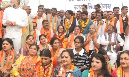 मेयर बनी मीनल चौबे और 70 वार्ड पार्षदों को रिटर्निंग ऑफिसर ने सौंपा प्रमाण पत्र