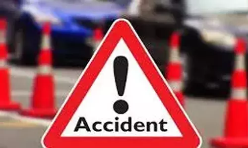 तेज रफ्तार BMW ने पुलिस बूथ को टक्कर मारी, चालक भाग गया तेज रफ्तार BMW ने पुलिस बूथ को टक्कर मारी, चालक भाग गया