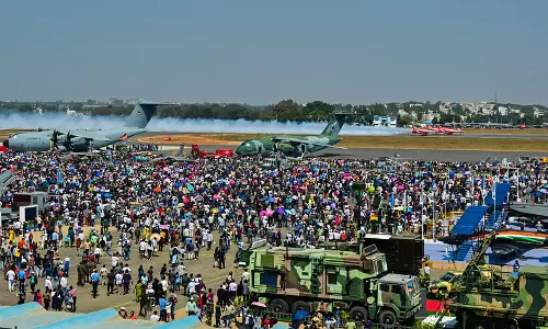 Karnataka: हवाई शो के लिए सूर्यकिरण स्क्रीन Karnataka: हवाई शो के लिए सूर्यकिरण स्क्रीन