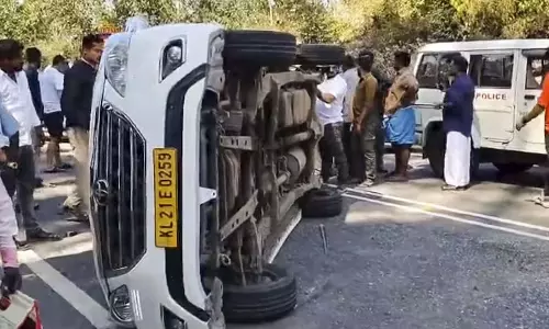 Munnar में जंगली हाथी ने चलती कार पर हमला कर दिया