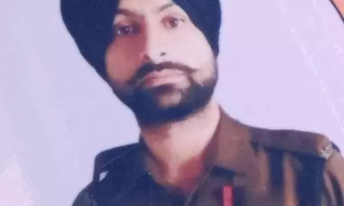 CRPF के शहीद जवान सुखजिंदर सिंह को श्रद्धांजलि अर्पित CRPF के शहीद जवान सुखजिंदर सिंह को श्रद्धांजलि अर्पित