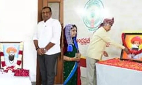 Telangana: तेलुगु राज्यों के मुख्यमंत्रियों ने सेवालाल महाराज को श्रद्धांजलि अर्पित की Telangana: तेलुगु राज्यों के मुख्यमंत्रियों ने सेवालाल महाराज को श्रद्धांजलि अर्पित की
