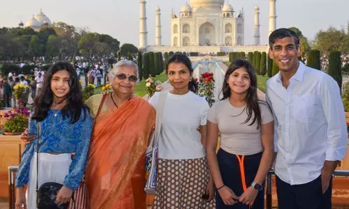 पूर्व ब्रिटिश प्रधानमंत्री ऋषि सुनक ने परिवार के साथ किया ताजमहल का दीदार पूर्व ब्रिटिश प्रधानमंत्री ऋषि सुनक ने परिवार के साथ किया ताजमहल का दीदार