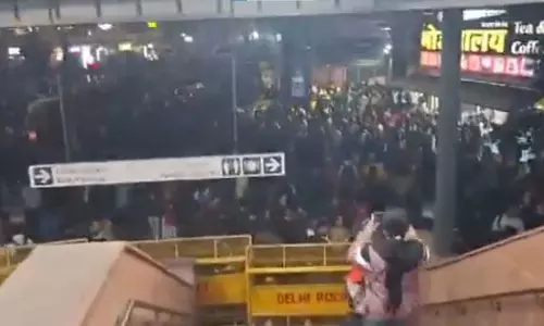 BIG BREAKING: रेलवे स्टेशन में मची अफ़रा-तफ़री, 15 लोगों की मौत
