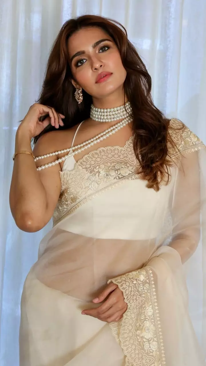 आरती वेंकटेश साड़ी में नजर आई