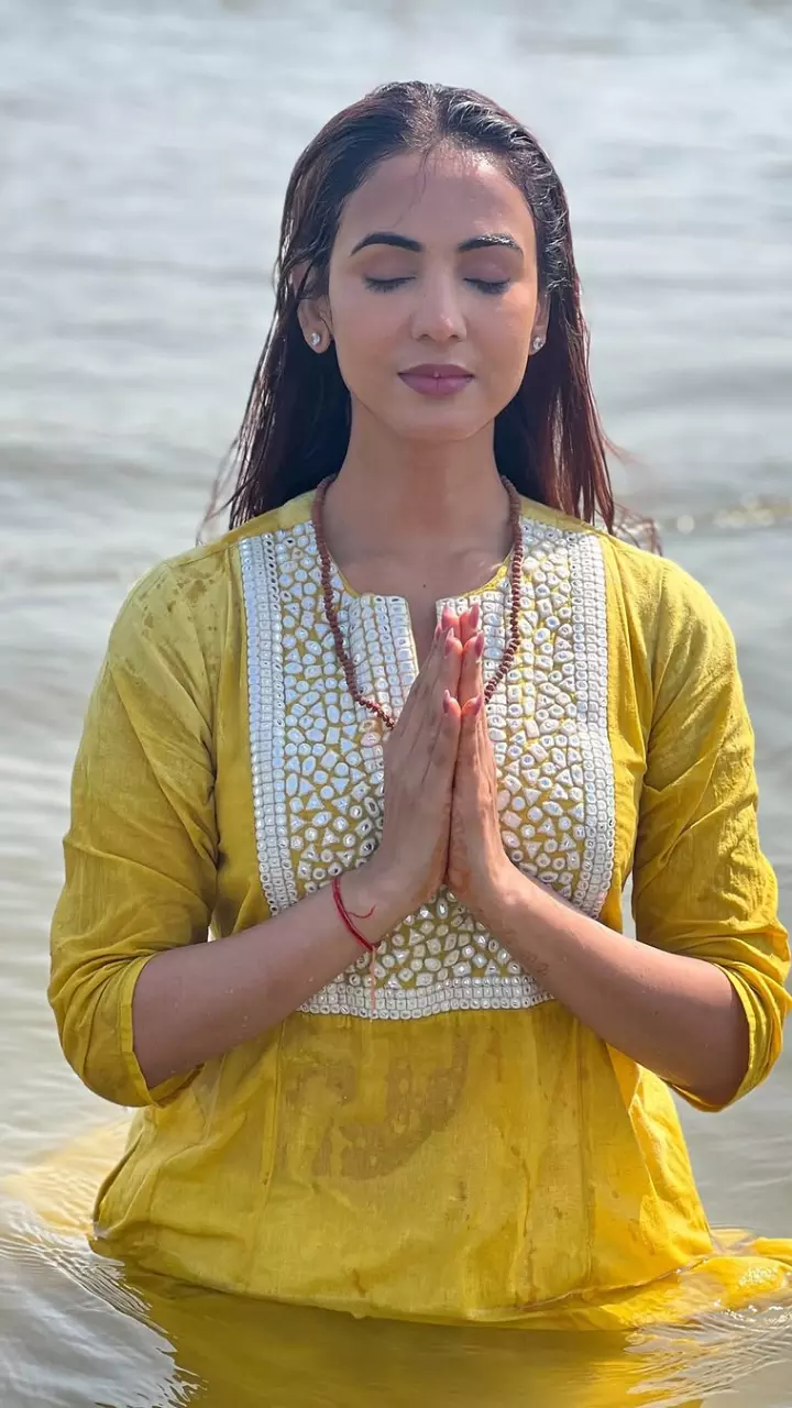 सोनल चौहान ने त्रिवेणी में लगाई डुबकी