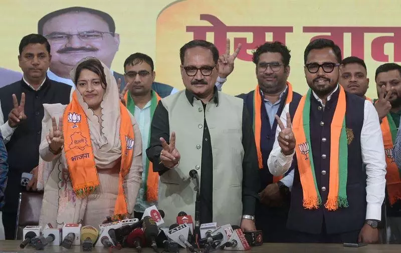 महापौर चुनाव से पहले आप के 3 पार्षद और पूर्व नेता भाजपा में शामिल महापौर चुनाव से पहले आप के 3 पार्षद और पूर्व नेता भाजपा में शामिल