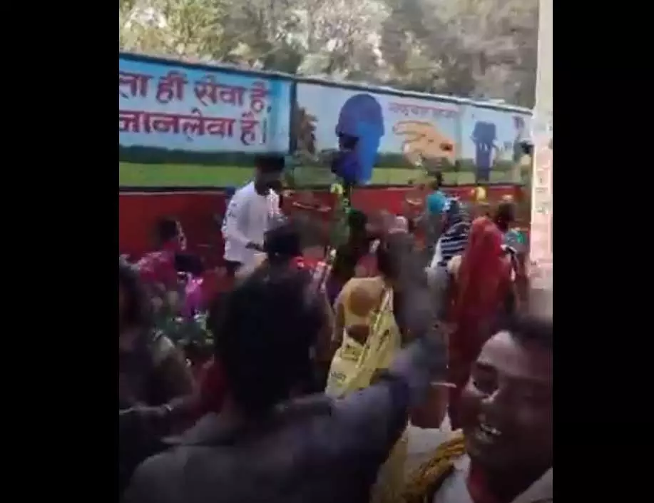 ये क्या! लोग फूल के गमले लूट कर अपने-अपने घर ले गए, मुख्यमंत्री के स्वागत के लिए लगाए गए थे ये क्या! लोग फूल के गमले लूट कर अपने-अपने घर ले गए, मुख्यमंत्री के स्वागत के लिए लगाए गए थे