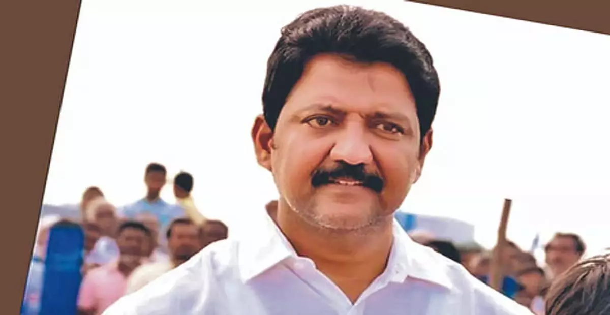 Andhra: विशेष टीमों ने हैदराबाद में वामसी के घर पर मोबाइल की तलाशी ली Andhra: विशेष टीमों ने हैदराबाद में वामसी के घर पर मोबाइल की तलाशी ली