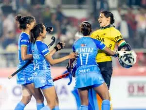 हॉकी प्रो लीग: भारतीय महिला टीम ने इंग्लैंड को 3-2 से हराया हॉकी प्रो लीग: भारतीय महिला टीम ने इंग्लैंड को 3-2 से हराया