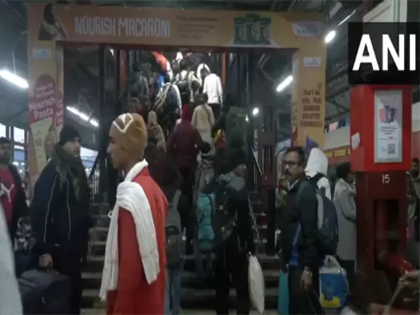 New Delhi Railway Station पर भगदड़ में 18 लोगों की मौत New Delhi Railway Station पर भगदड़ में 18 लोगों की मौत