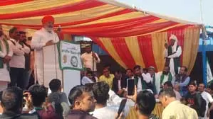 यमुना प्राधिकरण के विस्थापन प्रभावित गांवों के किसानों ने की महापंचायत, रखी अपनी मांगें यमुना प्राधिकरण के विस्थापन प्रभावित गांवों के किसानों ने की महापंचायत, रखी अपनी मांगें