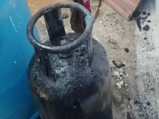 फटने ही वाला था गैस सिलेंडर, दमकल कर्मियों की सतर्कता से टली बड़ी अनहोनी फटने ही वाला था गैस सिलेंडर, दमकल कर्मियों की सतर्कता से टली बड़ी अनहोनी