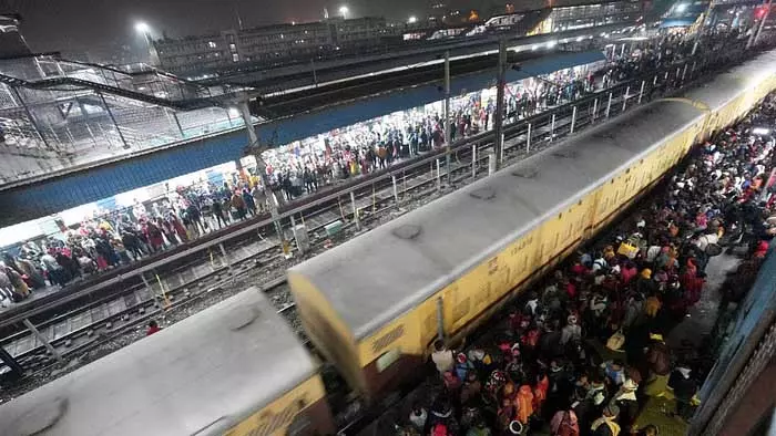 रेलवे स्टेशन पर भगदड़ में 18 की मौत, चश्मदीदों ने हादसे की आंखोदेखी सुनाई रेलवे स्टेशन पर भगदड़ में 18 की मौत, चश्मदीदों ने हादसे की आंखोदेखी सुनाई