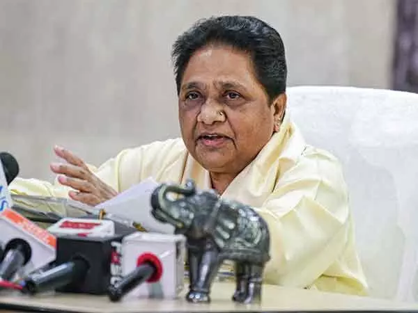 Mayawati ने नई दिल्ली रेलवे स्टेशन पर मची भगदड़ के लिए रेलवे की लापरवाही को जिम्मेदार ठहराया Mayawati ने नई दिल्ली रेलवे स्टेशन पर मची भगदड़ के लिए रेलवे की लापरवाही को जिम्मेदार ठहराया