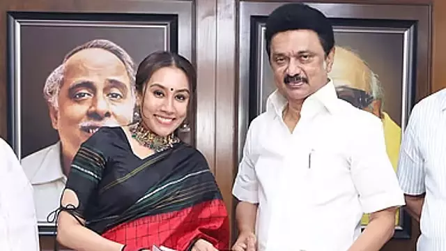 DMK में शामिल हुईं सत्यराज की बेटी जिम्मेदार DMK में शामिल हुईं सत्यराज की बेटी जिम्मेदार