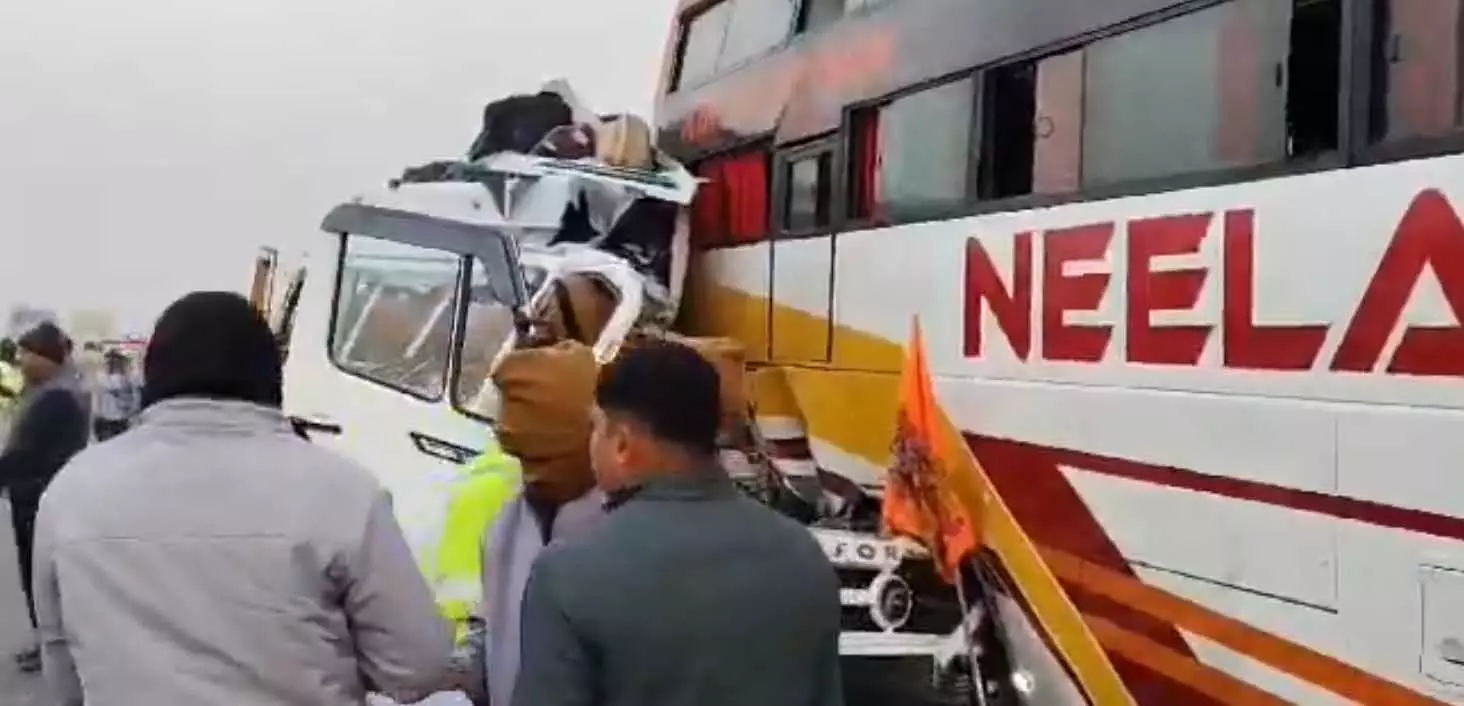 4 श्रद्धालुओं की मौत, सड़क किनारे खड़ी बस में जा घुसा ट्रैवलर, मच गई चीख पुकार 4 श्रद्धालुओं की मौत, सड़क किनारे खड़ी बस में जा घुसा ट्रैवलर, मच गई चीख पुकार