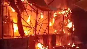 Ajmer News: पटाखों से भरी दुकान में लगी आग, फैली दहशत Ajmer News: पटाखों से भरी दुकान में लगी आग, फैली दहशत