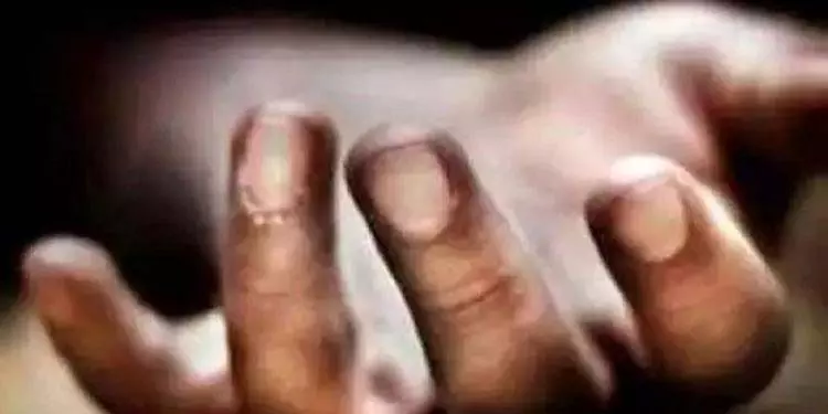 ढेंकनाल में एक ही परिवार के तीन लोग फंदे से लटके मिले ढेंकनाल में एक ही परिवार के तीन लोग फंदे से लटके मिले