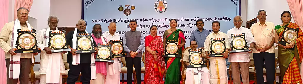 Tamil Nadu: राज्यपाल आर.एन. रवि ने पद्म पुरस्कार विजेताओं को बधाई दी Tamil Nadu: राज्यपाल आर.एन. रवि ने पद्म पुरस्कार विजेताओं को बधाई दी