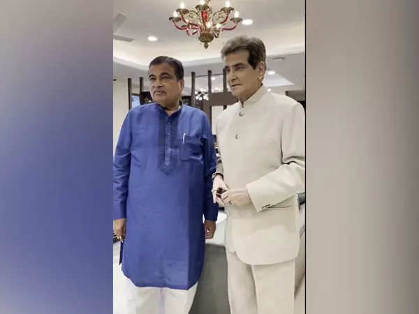 केंद्रीय मंत्री Nitin Gadkari ने नागपुर में जीतेंद्र से मुलाकात की केंद्रीय मंत्री Nitin Gadkari ने नागपुर में जीतेंद्र से मुलाकात की