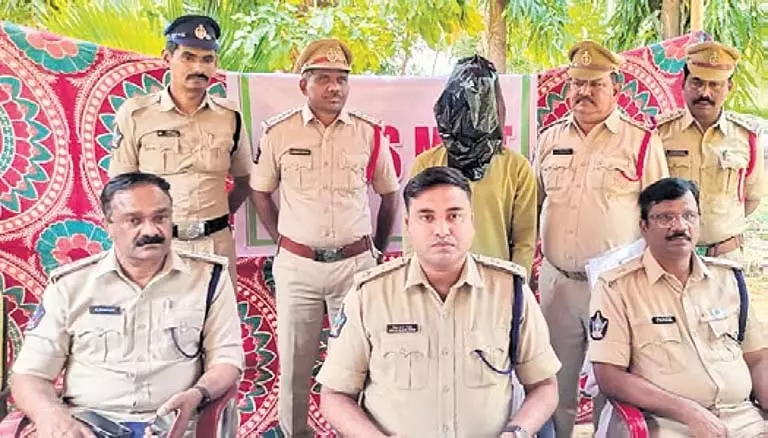 Andhra में पुलिस ने एसिड अटैक के आरोपी को 24 घंटे के भीतर गिरफ्तार कर लिया Andhra में पुलिस ने एसिड अटैक के आरोपी को 24 घंटे के भीतर गिरफ्तार कर लिया