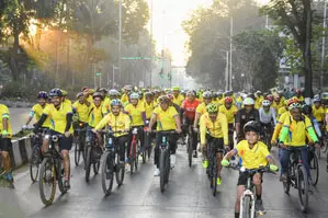 फिट इंडिया मूवमेंट: मुंबई की सड़कों पर मनसुख मांडविया ने चलाई साइकिल, बोले स्वस्थ समाज से ही समृद्ध राष्ट्र का निर्माण फिट इंडिया मूवमेंट: मुंबई की सड़कों पर मनसुख मांडविया ने चलाई साइकिल, बोले स्वस्थ समाज से ही समृद्ध राष्ट्र का निर्माण