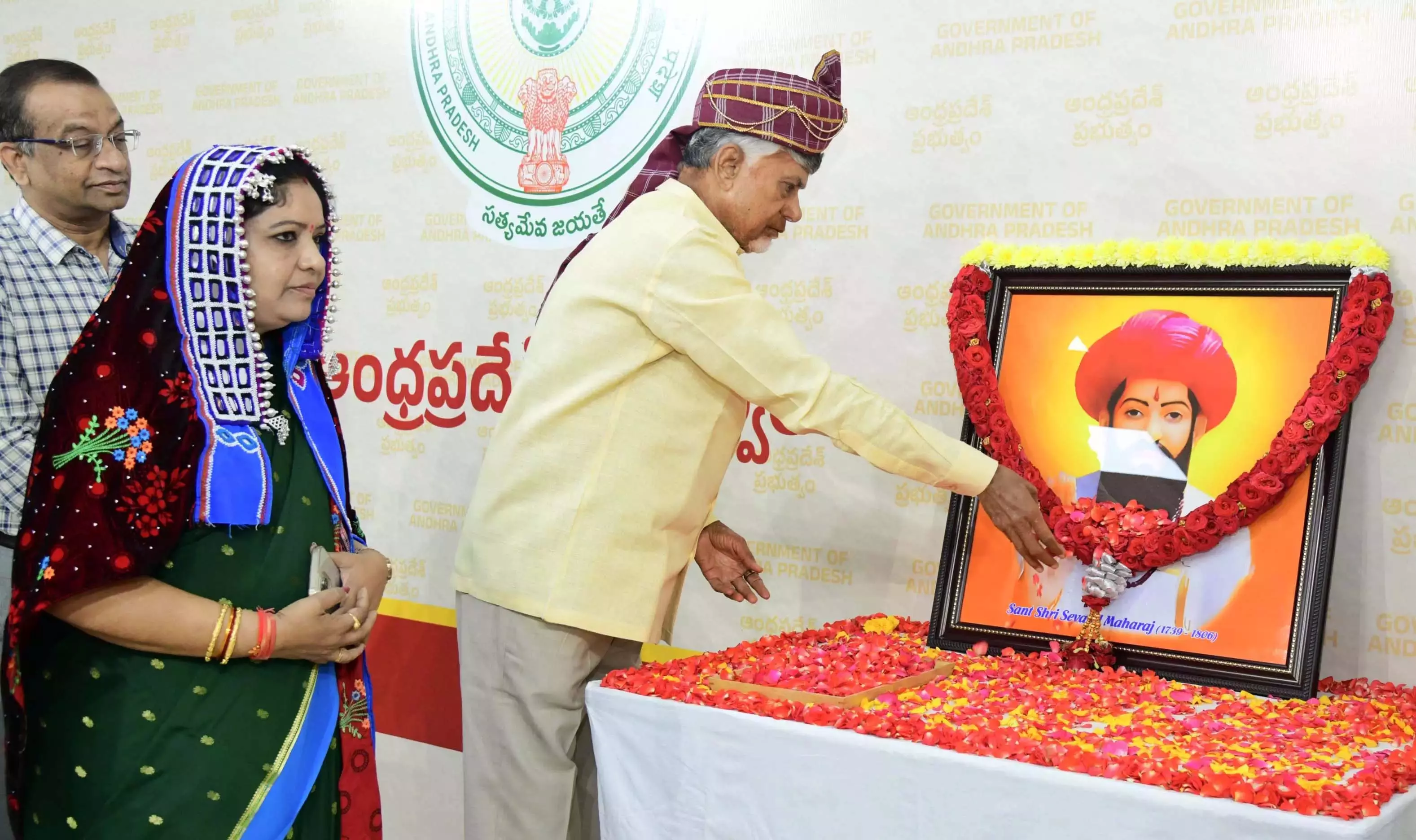 Naidu ने आदिवासियों के बीच से गरीबी मिटाने का संकल्प लिया Naidu ने आदिवासियों के बीच से गरीबी मिटाने का संकल्प लिया