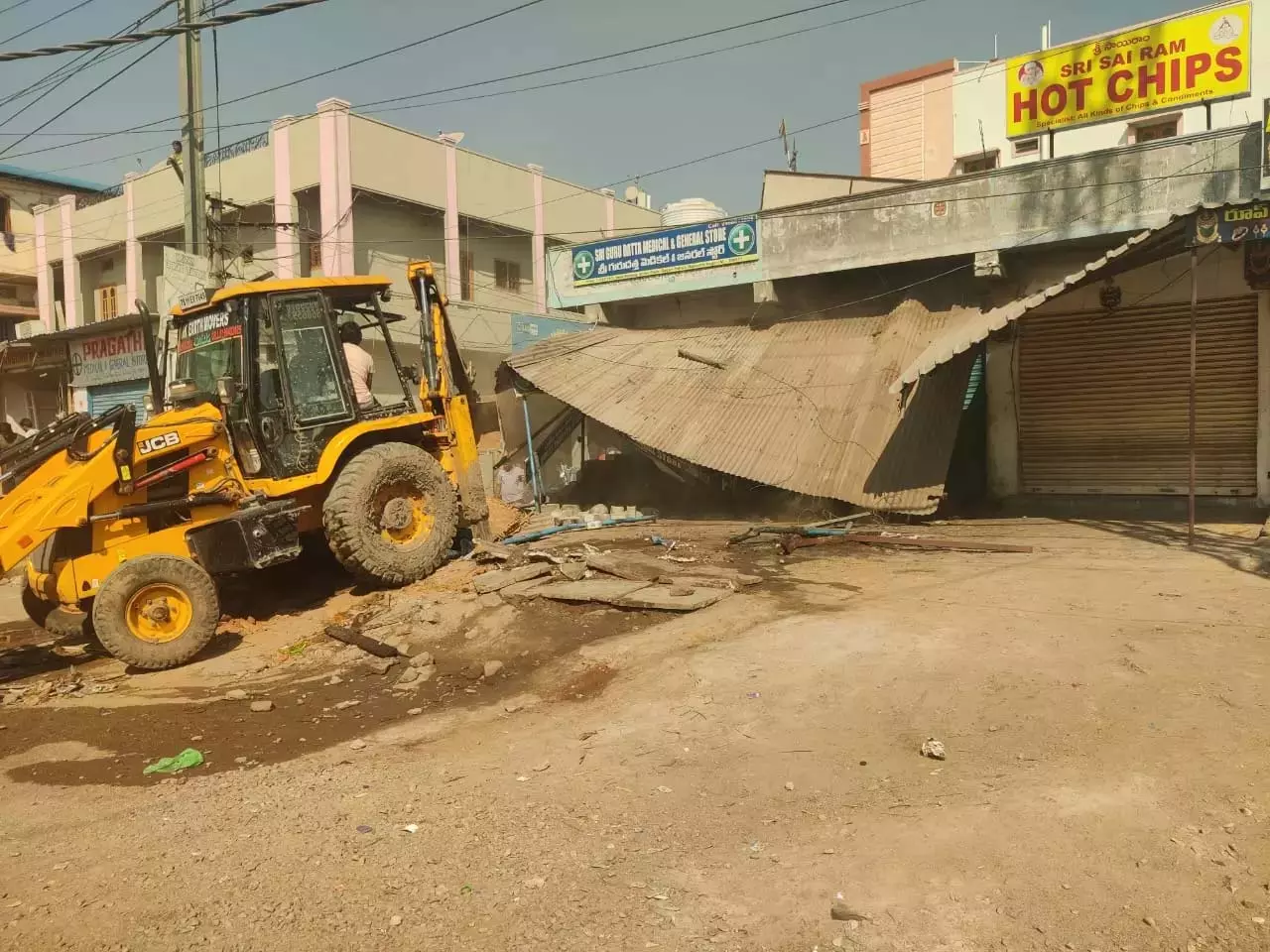 GHMC टाउन प्लानिंग विंग ने गगनपहाड़ से कटेदान तक अवैध अतिक्रमण को हटाया GHMC टाउन प्लानिंग विंग ने गगनपहाड़ से कटेदान तक अवैध अतिक्रमण को हटाया