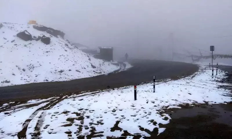 Arunachal: तवांग में पहली बर्फबारी, ठंड में फंसे पर्यटक Arunachal: तवांग में पहली बर्फबारी, ठंड में फंसे पर्यटक