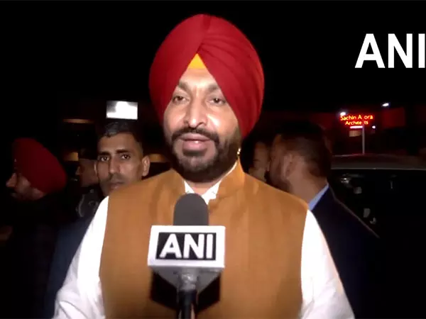हर मुद्दे पर राजनीति करना ठीक नहीं है: निर्वासन विवाद पर केंद्रीय मंत्री Ravneet Singh Bittu हर मुद्दे पर राजनीति करना ठीक नहीं है: निर्वासन विवाद पर केंद्रीय मंत्री Ravneet Singh Bittu