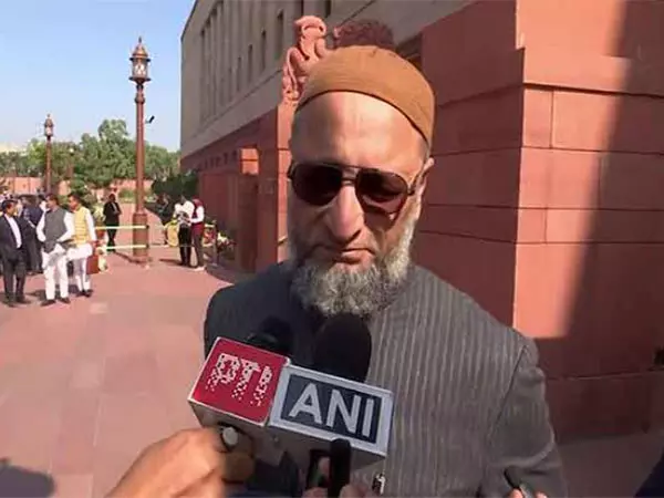 नई दिल्ली रेलवे स्टेशन भगदड़: Asaduddin Owaisi ने पीड़ित परिवार के सदस्यों के प्रति संवेदना व्यक्त की नई दिल्ली रेलवे स्टेशन भगदड़: Asaduddin Owaisi ने पीड़ित परिवार के सदस्यों के प्रति संवेदना व्यक्त की