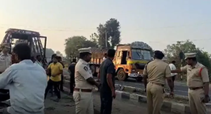 सड़क दुर्घटना में तीन लोगों की मौत, लॉरी और कार के बीच जोरदार टक्कर सड़क दुर्घटना में तीन लोगों की मौत, लॉरी और कार के बीच जोरदार टक्कर