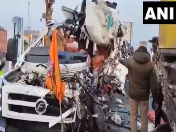 Uttar Pradesh: बस-टेम्पो की टक्कर में 4 लोगों की मौत, कई घायल Uttar Pradesh: बस-टेम्पो की टक्कर में 4 लोगों की मौत, कई घायल