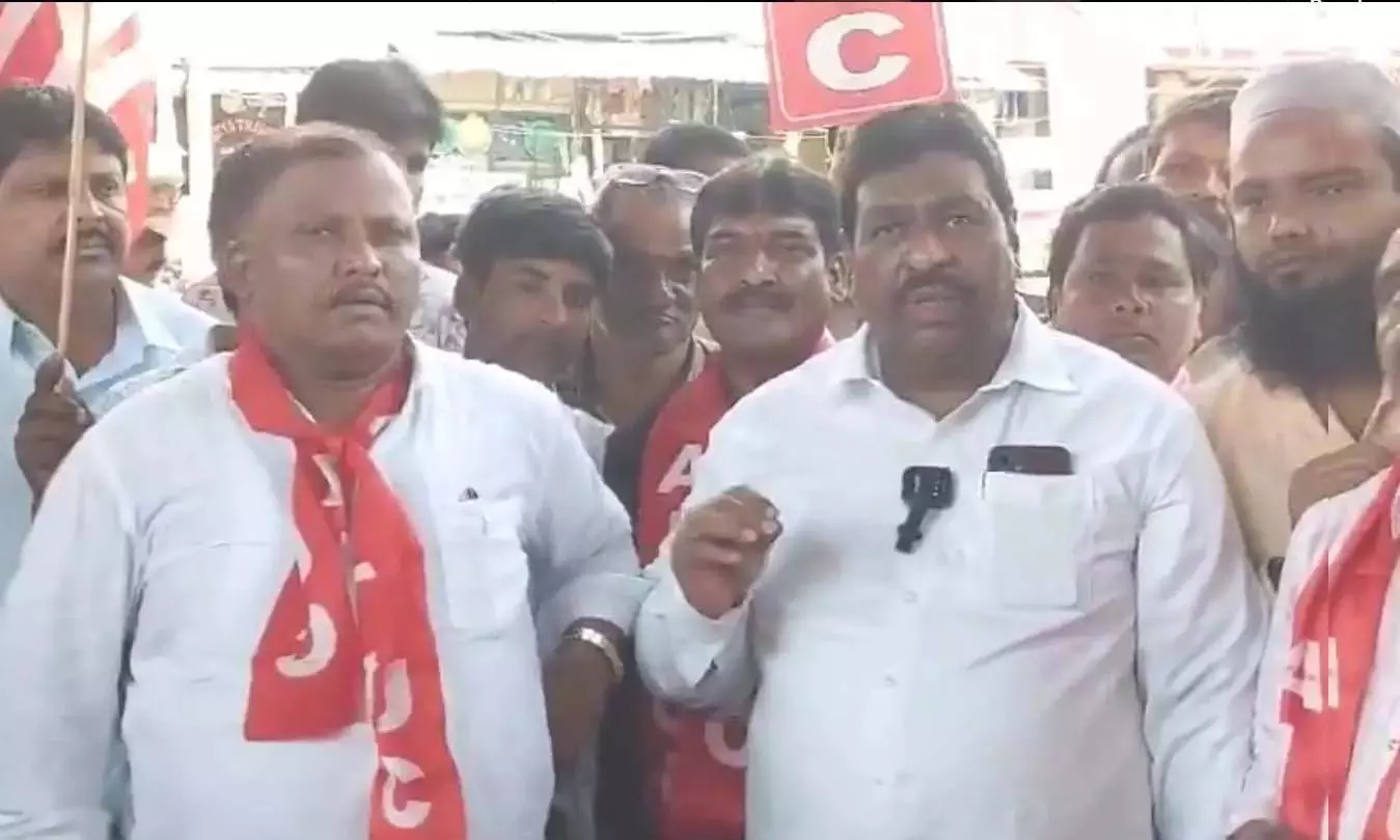 Telangana ऑटो चालकों ने कल्याण बोर्ड और किराया वृद्धि की मांग की Telangana ऑटो चालकों ने कल्याण बोर्ड और किराया वृद्धि की मांग की
