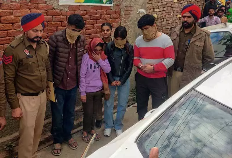 Police ने दो बदमाशों को गिरफ्तार कर अवैध हथियार व गोलाबारूद जब्त किया Police ने दो बदमाशों को गिरफ्तार कर अवैध हथियार व गोलाबारूद जब्त किया