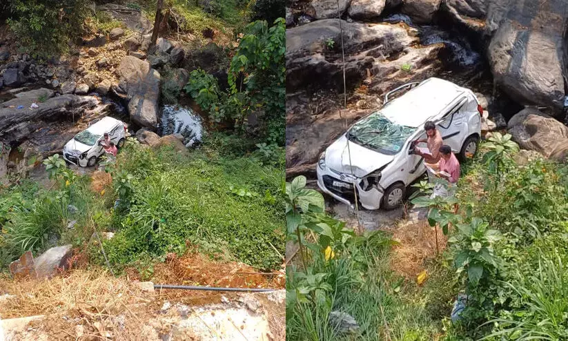 Kerala: तुषारगिरी रोड पर कार खाई में पलट गई Kerala: तुषारगिरी रोड पर कार खाई में पलट गई