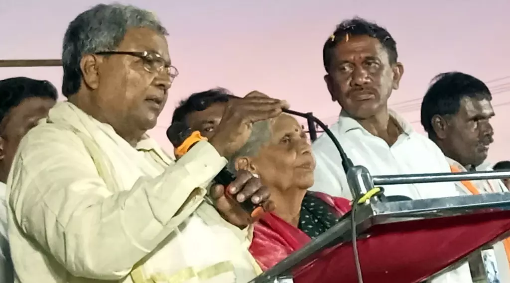 Karnataka : मुख्यमंत्री सिद्धारमैया के समर्थन में विधायकों की आवाज Karnataka : मुख्यमंत्री सिद्धारमैया के समर्थन में विधायकों की आवाज