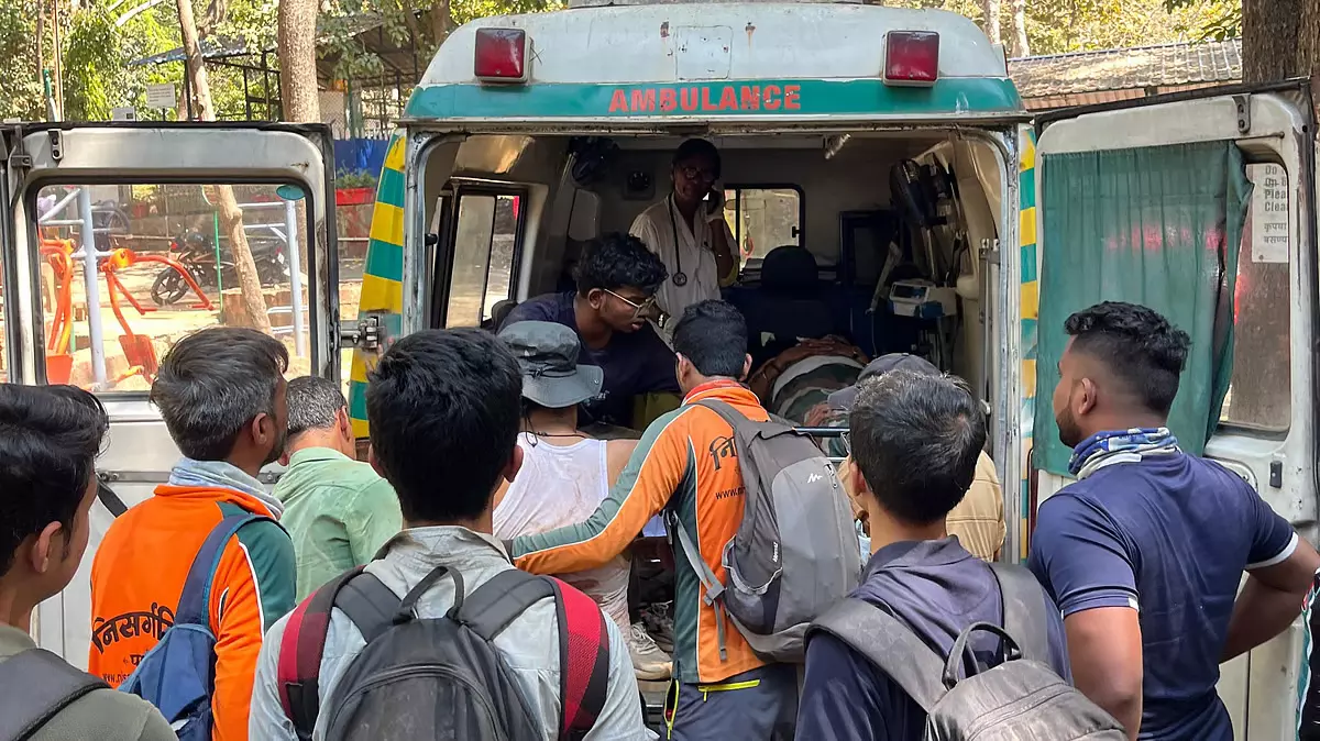 Mumbai: पर्यटकों पर मधुमक्खियों के झुंड के हमले में 44 वर्षीय व्यक्ति की मौत Mumbai: पर्यटकों पर मधुमक्खियों के झुंड के हमले में 44 वर्षीय व्यक्ति की मौत