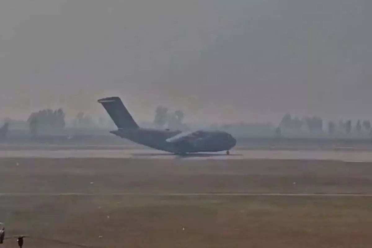 अमेरिकी सैन्य विमान अवैध भारतीय अप्रवासियों का दूसरा जत्था लेकर आया अमेरिकी सैन्य विमान अवैध भारतीय अप्रवासियों का दूसरा जत्था लेकर आया