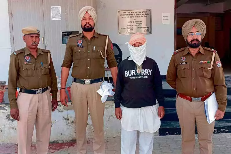 Punjab: अफीम की भूसी बेचने के आरोप में चाय विक्रेता गिरफ्तार Punjab: अफीम की भूसी बेचने के आरोप में चाय विक्रेता गिरफ्तार
