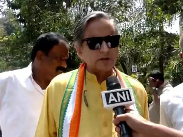 Shashi Tharoor ने नई दिल्ली रेलवे स्टेशन पर मची भगदड़ पर दुख जताया Shashi Tharoor ने नई दिल्ली रेलवे स्टेशन पर मची भगदड़ पर दुख जताया