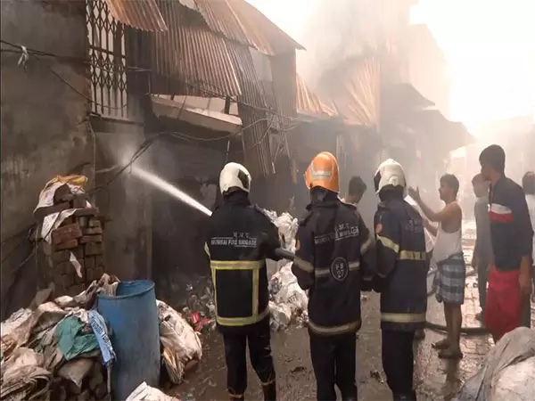 Mumbai के वडगडी में ऊंची इमारत में लगी आग, 2 की मौत Mumbai के वडगडी में ऊंची इमारत में लगी आग, 2 की मौत