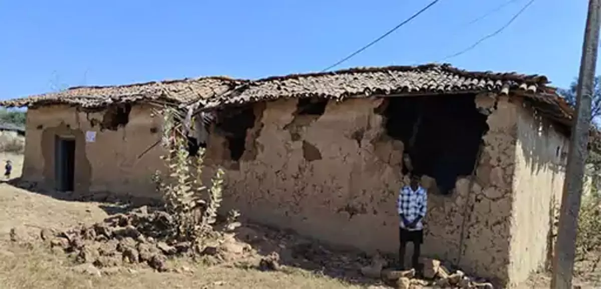 9 परिवार बेघर हुए, जंगल से आया और हाथी ने मचाया उत्पात 9 परिवार बेघर हुए, जंगल से आया और हाथी ने मचाया उत्पात