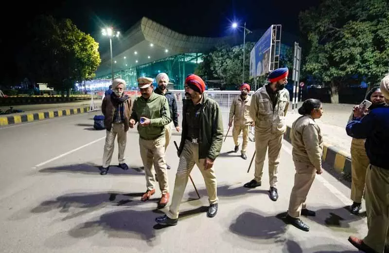Amritsar से प्रत्यर्पित किए दो नागरिक अमृतसर में उतरने के बाद गिरफ्तार Amritsar से प्रत्यर्पित किए दो नागरिक अमृतसर में उतरने के बाद गिरफ्तार