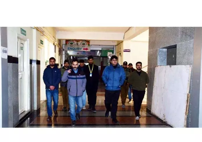 DC गांदरबल ने जिला अस्पताल का औचक निरीक्षण किया DC गांदरबल ने जिला अस्पताल का औचक निरीक्षण किया