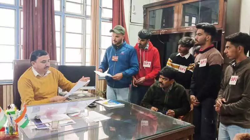 SFI ने संजौली कॉलेज से निष्कासित 6 छात्रों की बहाली की मांग की SFI ने संजौली कॉलेज से निष्कासित 6 छात्रों की बहाली की मांग की